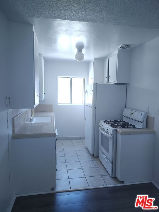 Primary Photo - 2630 S La Salle Ave