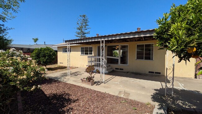 Building Photo - College Area House