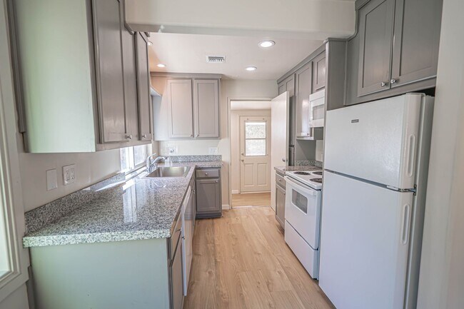 Building Photo - COMING SOON! 2 Bedroom Single Story in San...