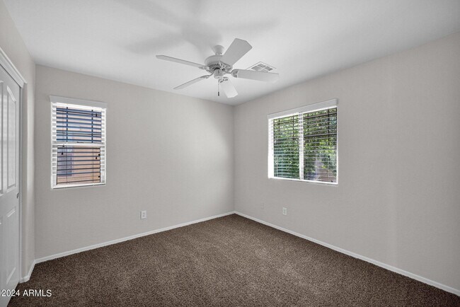Building Photo - 2532 E Vermont Dr