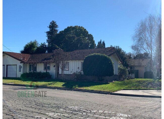 Building Photo - 338 3rd St