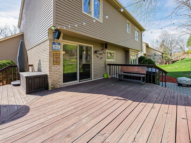 Building Photo - Welcome to this spacious single-family hom...