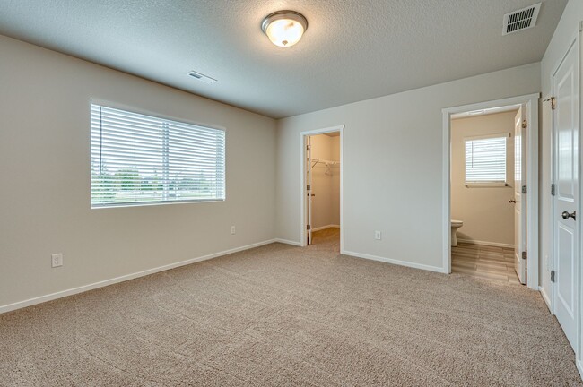 Building Photo - Beautiful Three Bedroom in Taverner Ridge!