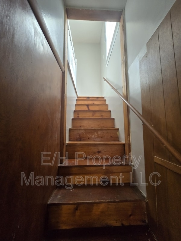 Building Photo - 526 N Martinson Ave
