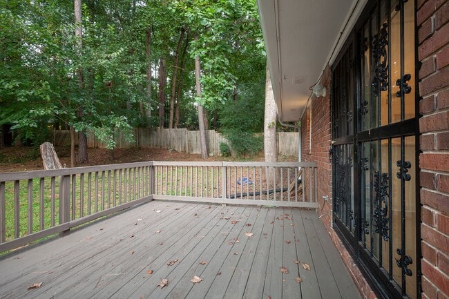 Building Photo - Spacious 3bd/2ba w/ 2 Car Garage and Large...