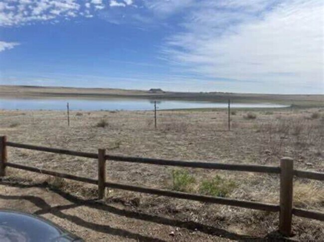 Building Photo - Gorgeous 3 bed/2.5 bath home with 3-CAR TA...