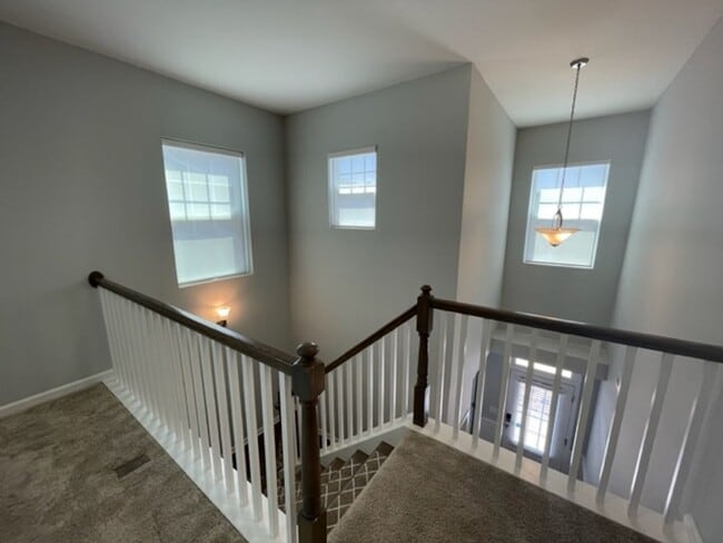 Building Photo - MOVE IN READY! Amazing end-unit townhome