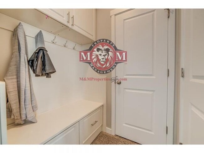 Building Photo - Beautiful 4 Bed 4 Bath Townhome in South J...