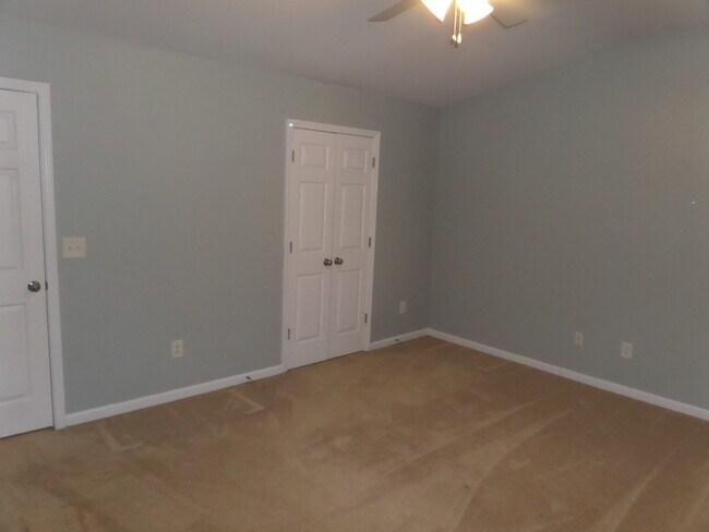 Building Photo - Rare 2 bed 2.5 bath  located in Kennesaw m...