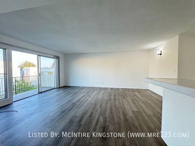 Building Photo - Move-in Specials Await in this Spacious 2B...