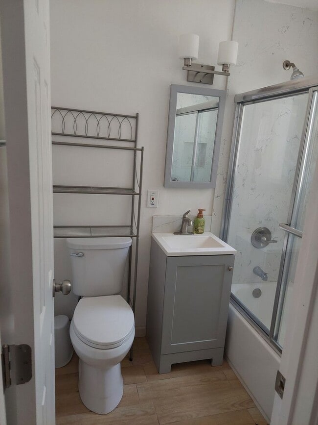 Building Photo - 2 Bedroom near Stateline