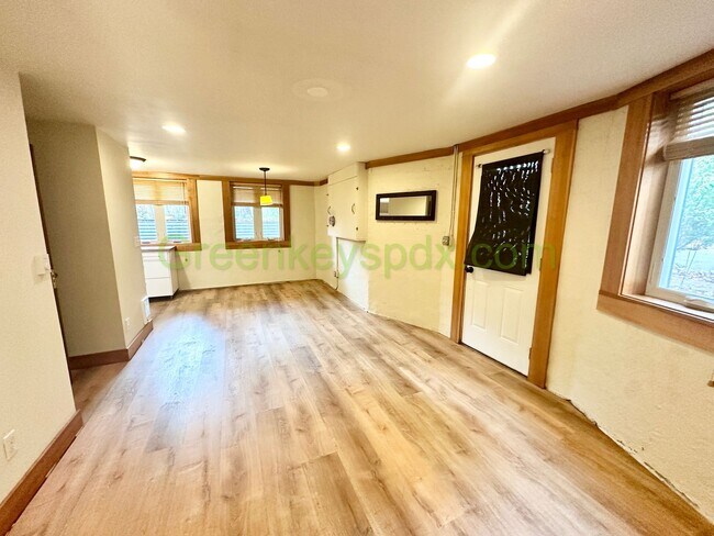 Building Photo - 4727 NE 10th Ave