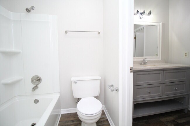 Building Photo - Spacious 3BR Townhome Near Pensacola State College with Flex Room, Private Balcony & Fenced Backy...