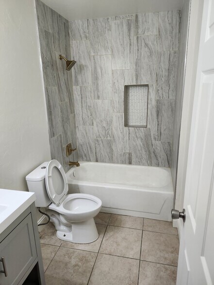 Building Photo - 8618 E Warren Rd