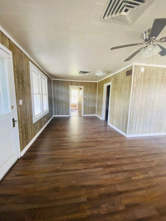 Building Photo - 107 Barry St