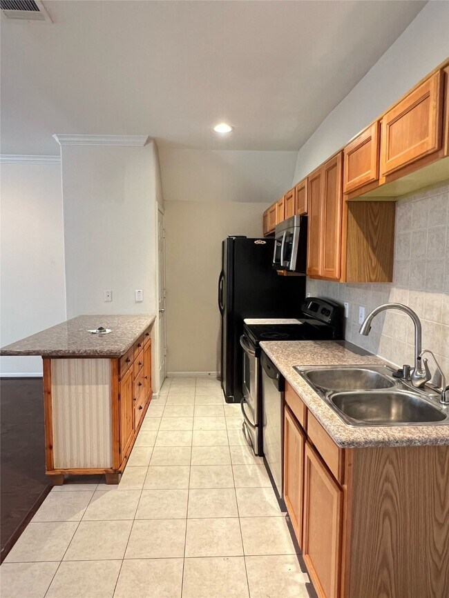 Building Photo - 12121 Dashwood Dr