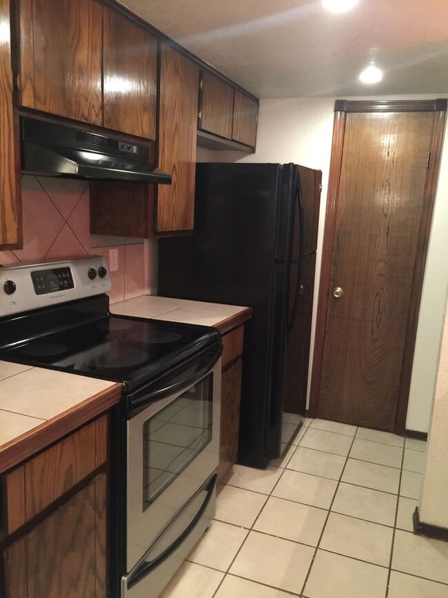 Building Photo - 904-904 Aspen Ct
