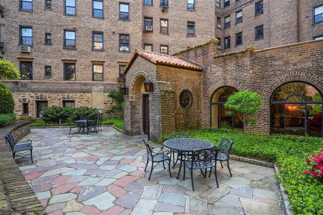 Building Photo - 14 N Chatsworth Ave