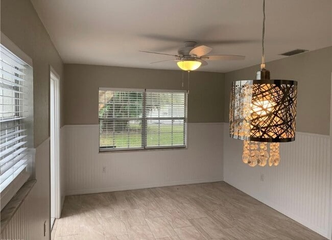 Living room - 819 Courtington Ln