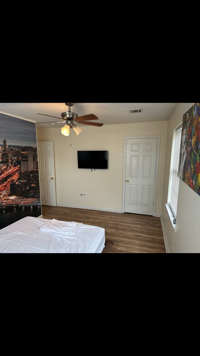 Building Photo - 245 Leslie St