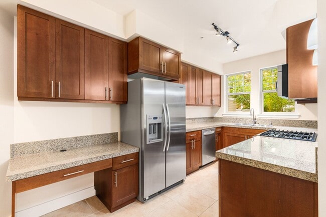 Building Photo - Updated 2 Bedroom 2 Bath Redmond - 1 Car D...