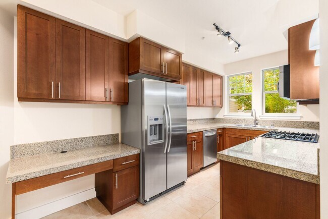 Building Photo - Updated 2 Bedroom 2 Bath Redmond - 1 Car Detached Garage