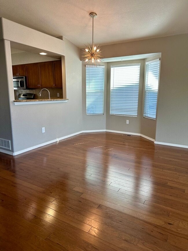 Building Photo - BEAUTIFUL 4BD HOME in MESA RIDGE with MOUN...