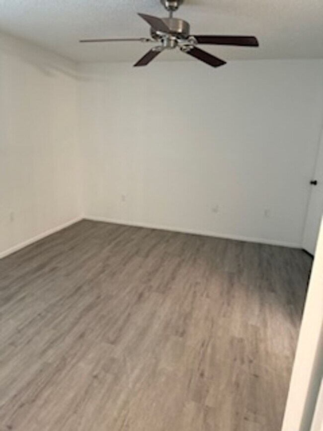 Building Photo - Landing - 974-303
