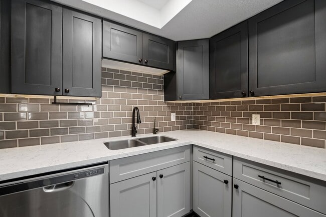 Building Photo - Stylish Dobson Glen Townhome | Updated Kitchen, Loft & Pool Access
