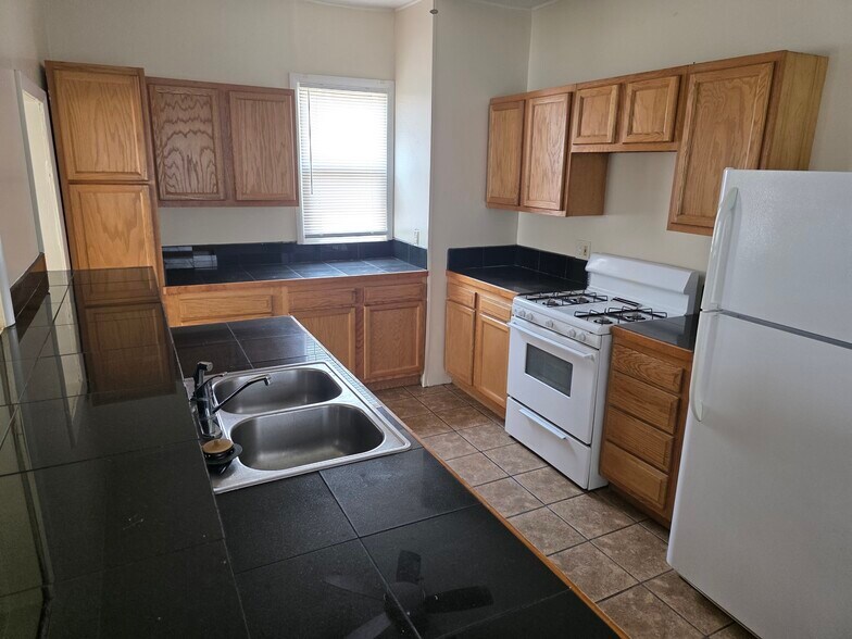 Building Photo - 2418 3rd Ave