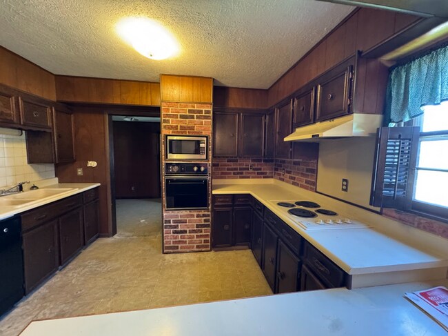 Building Photo - 4 Bed, 2 Bath Home - Apply Today!