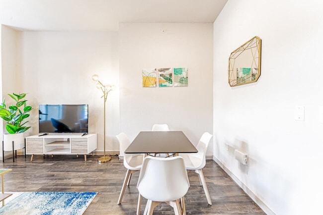 Building Photo - 2301 1/2 Montopolis Dr