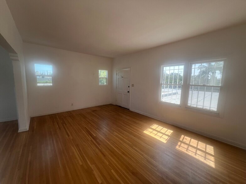 Building Photo - 800 N Mansfield Ave