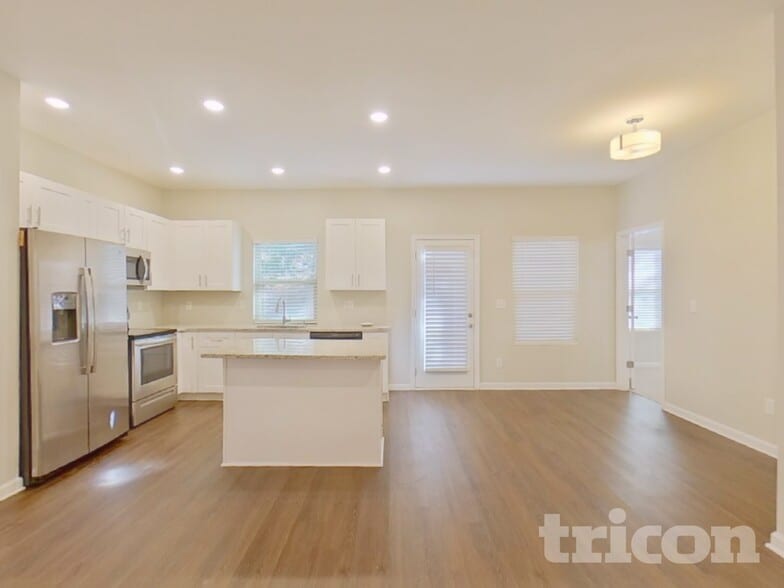 Building Photo - 1576 Queen Elizabeth Dr