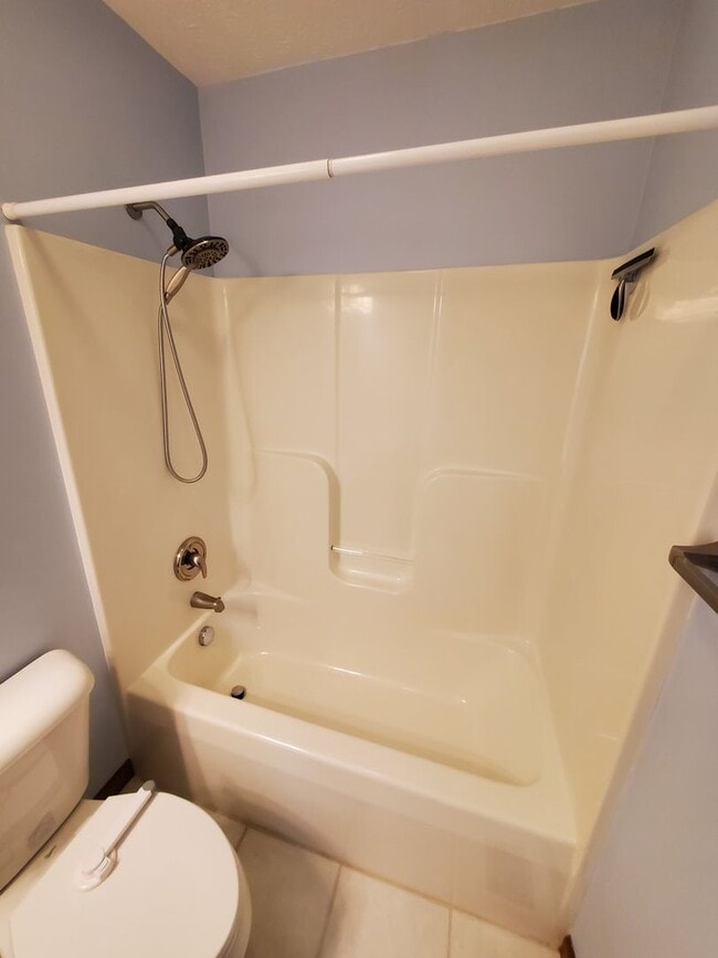 Building Photo - 3-bedroom 2 Bath