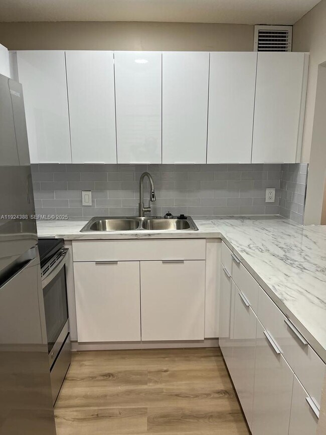 Building Photo - 4848 NW 24th Ct