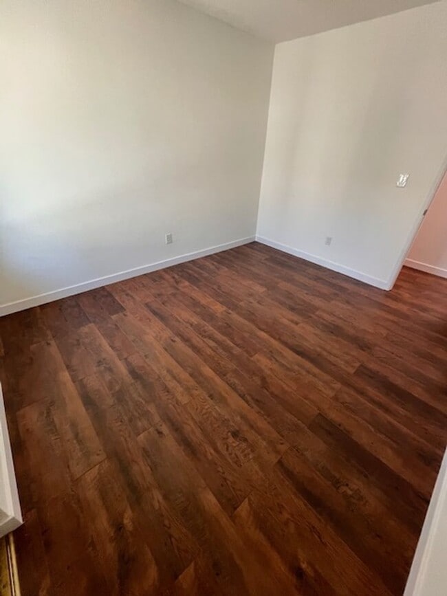 Building Photo - 3 bed 1.5 bath 2 story condo in Park Place...