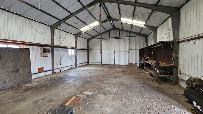 Building Photo - 827 N Armstrong Ave