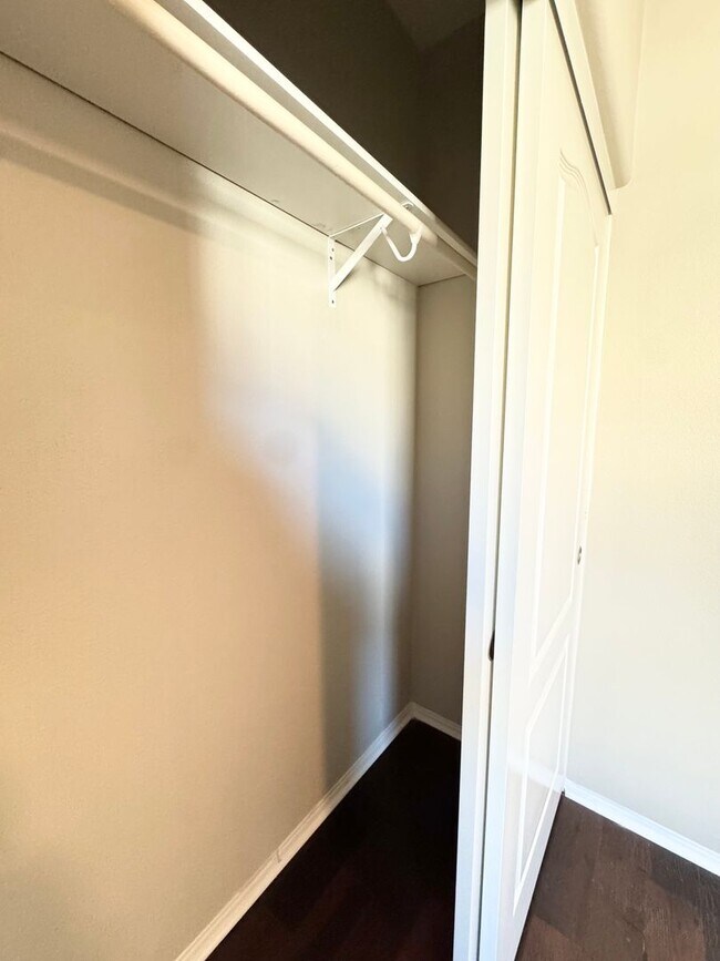 Building Photo - Newer Built Townhome with Solar in Gated Community! Pet-Friendly!