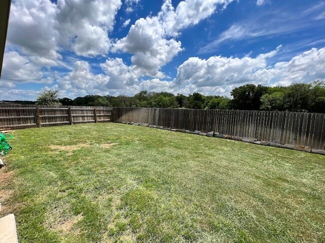 Building Photo - Beautiful 3/2 home in Oak Creek Estates,  ...