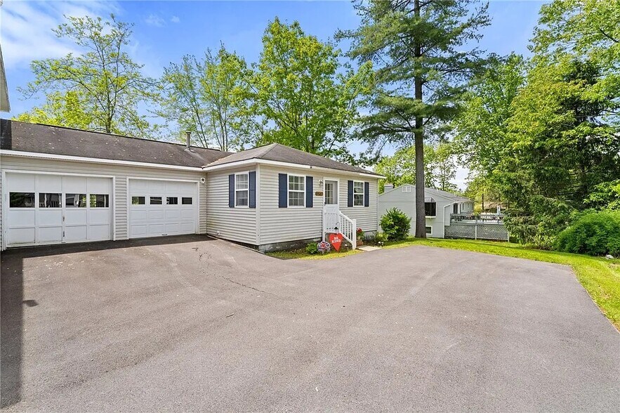 Building Photo - 104 Briarwood Dr