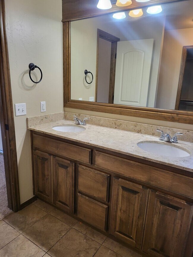 Building Photo - ?Gorgeous Home in the Valencia Neighborhoo...