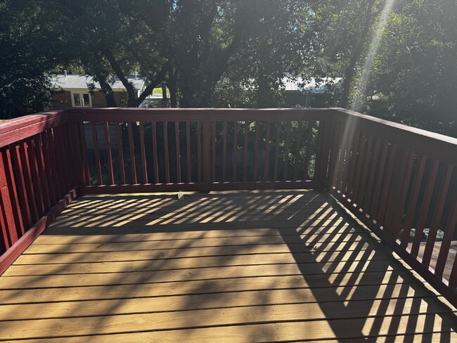 Building Photo - "Charming 2-Bed Townhouse Retreat with Mod...