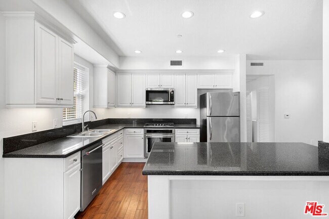 Building Photo - 13080 Pacific Promenade