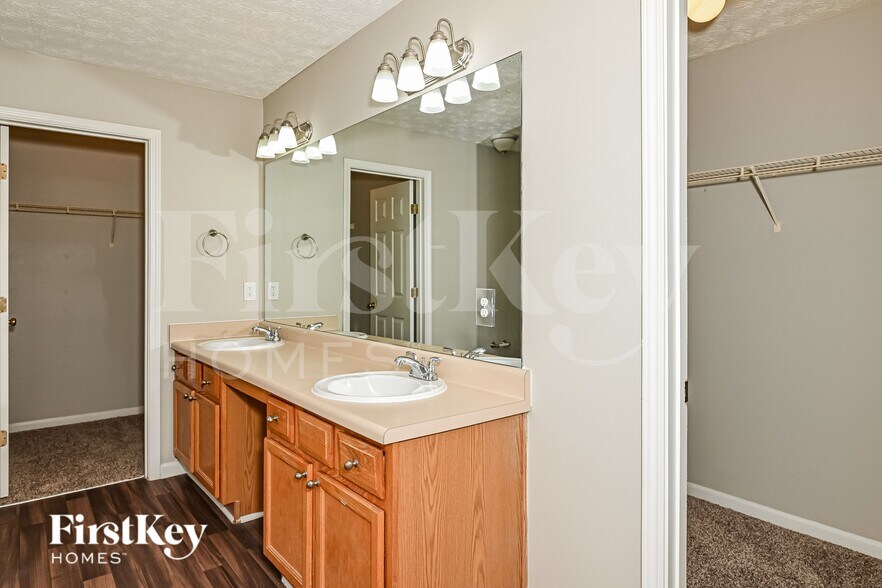 Building Photo - 3602 Coveside Ct