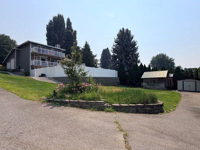Building Photo - Executive 5 bed/4 bath home, POOL with pool service, decks with VIEWS, two kitchen/living room ar...