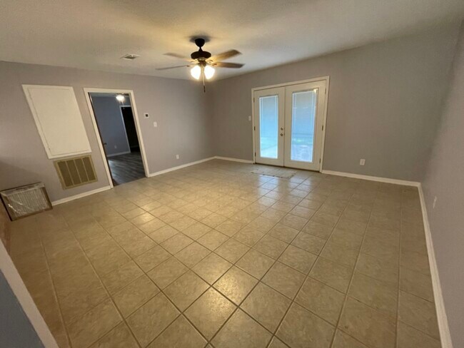 Large Back Den - 26x24 - 2502 Sunnycrest Dr