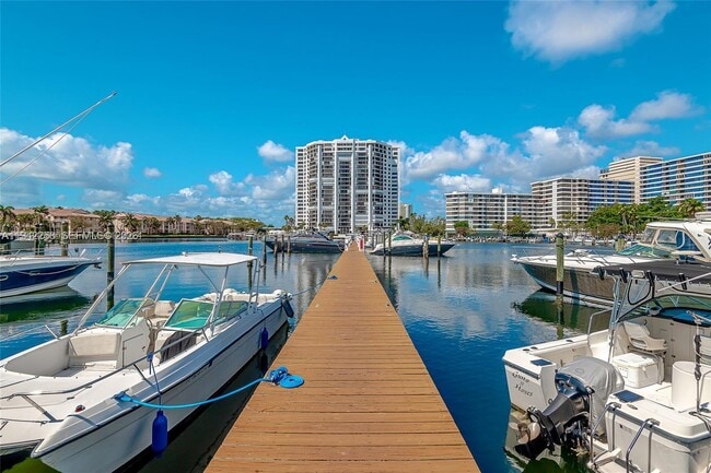 Building Photo - 2753 Parkview Dr S