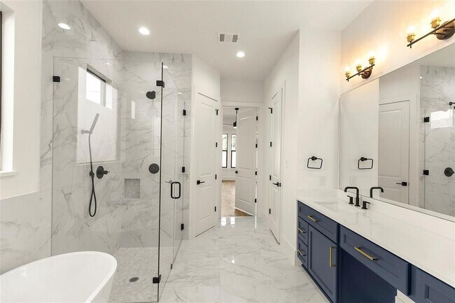 Building Photo - 1038 W 31st St