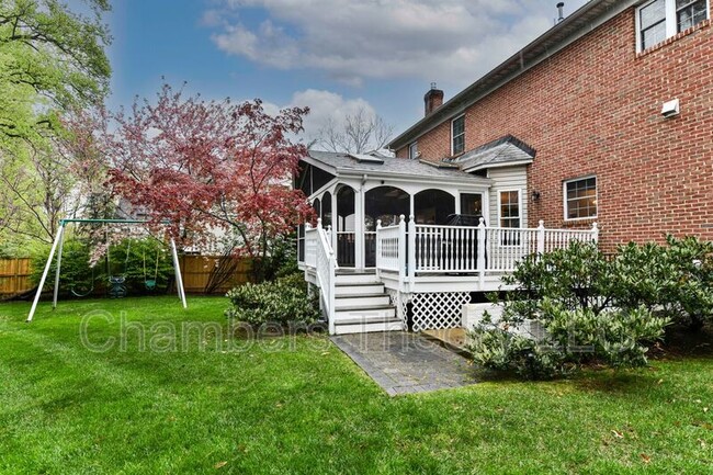 Building Photo - 6866 Melrose Dr